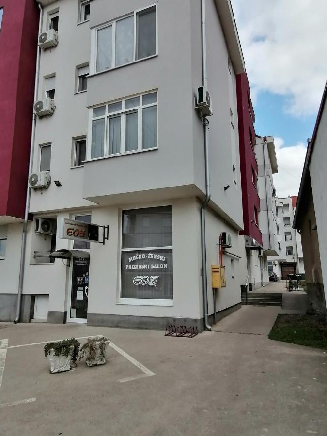 Apartman Mia Sremska Mitrovica Esterno foto