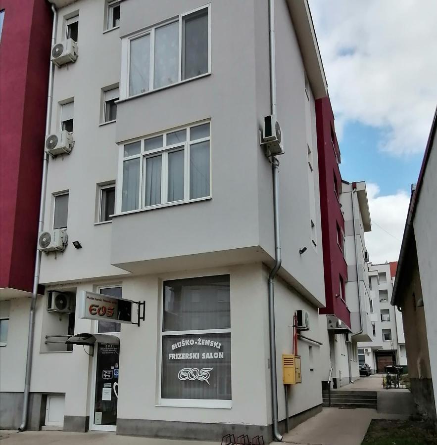 Apartman Mia Sremska Mitrovica Esterno foto