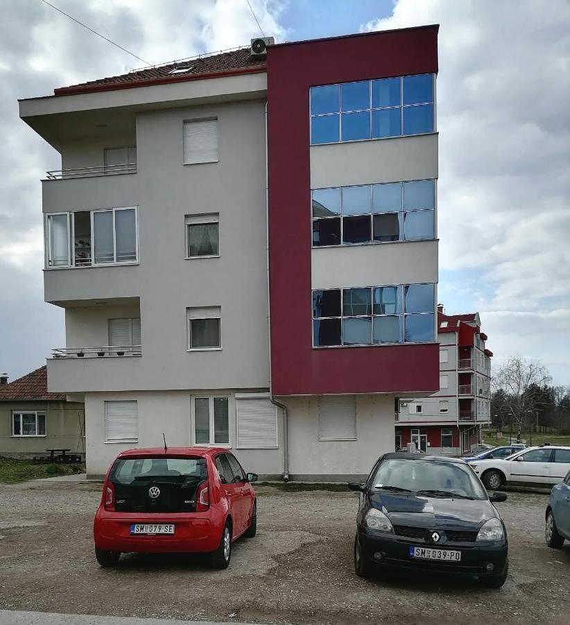 Apartman Mia Sremska Mitrovica Esterno foto